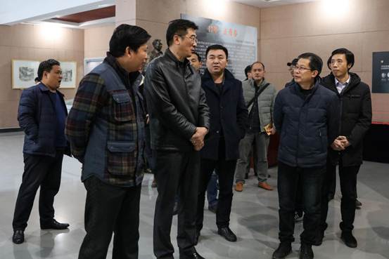 刘和云校长参观教师作品展3