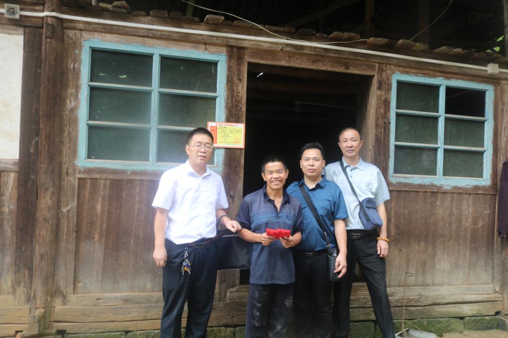 (书记李小林、宣传委员王新辉、纪检委员罗方清代表党支部慰问贫困村民)