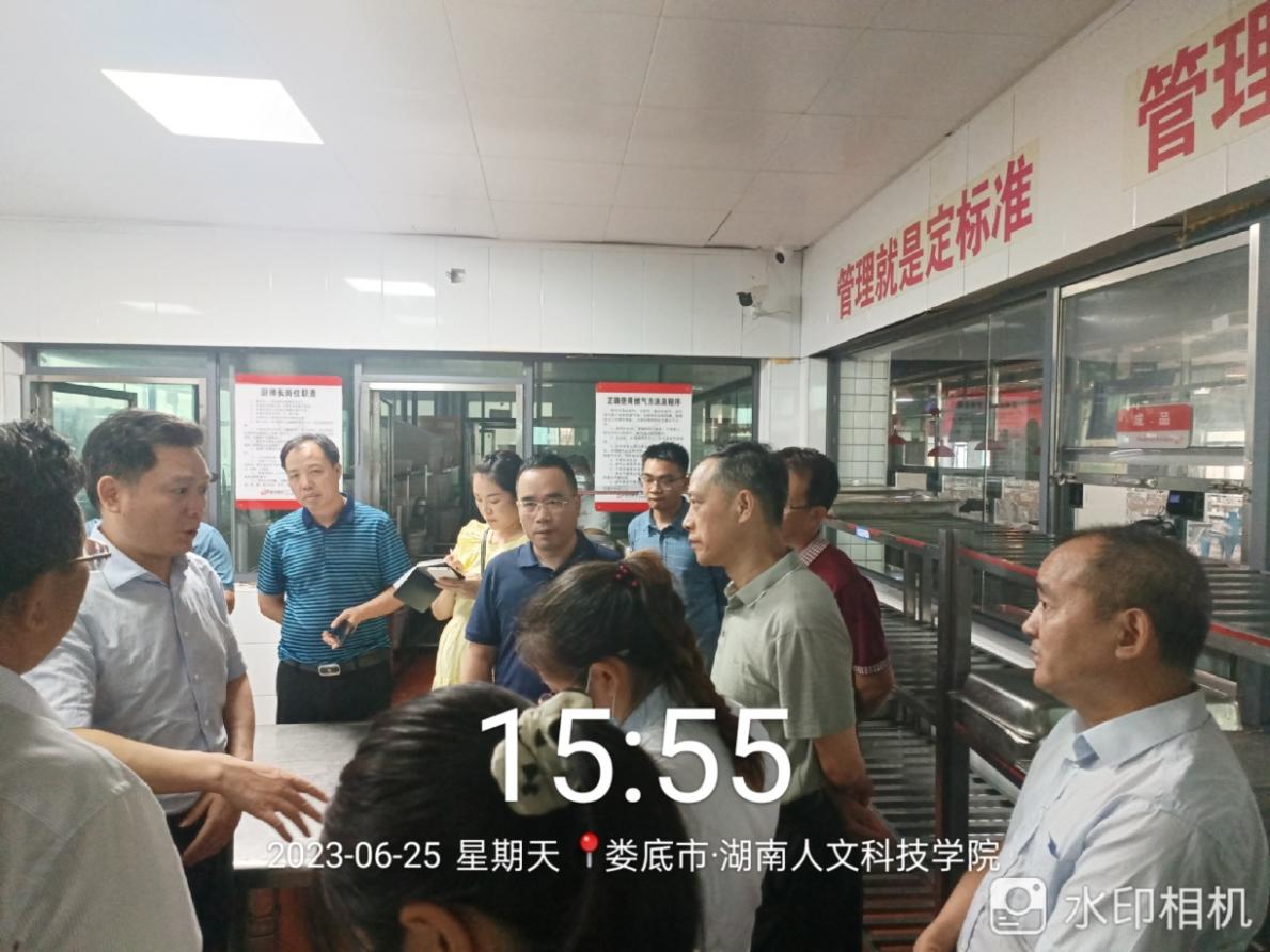 图四 向乾勇、刘铁铭、刘铁峰现场进行工作交流,查漏补缺,力保校园安全生产。