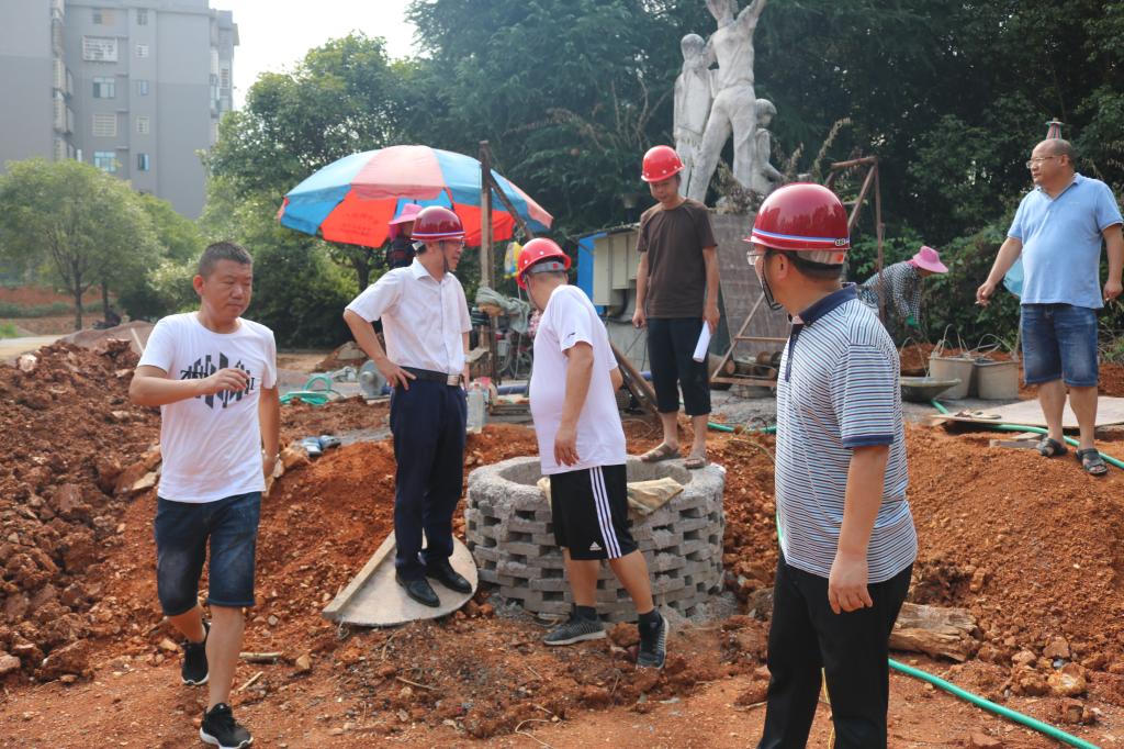 蒋建初一行在商学院实验楼工地检查