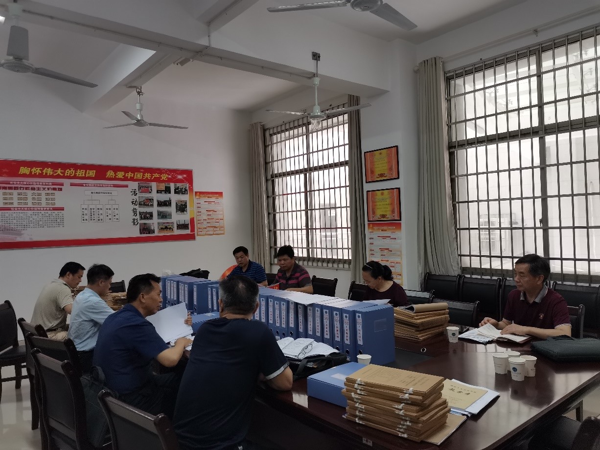 C组专家检查材料