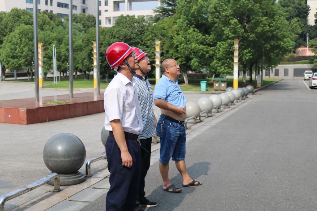 蒋建初一行在致远楼装修改造现场检查