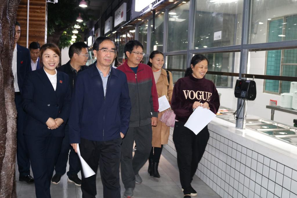 蒋校长一行在光晔餐厅检查