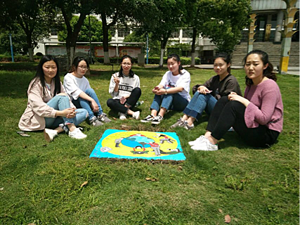 参赛者与已完成的作品合照