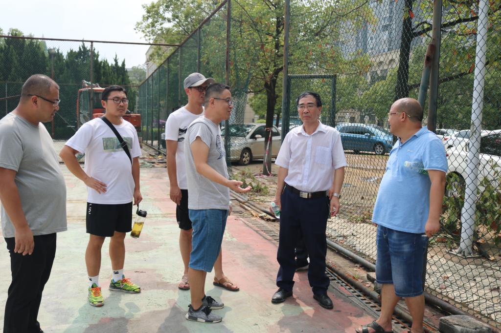 蒋建初一行在网球场改造工地检查
