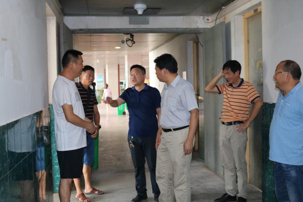 刘和云校长在致远楼装修改造现场考察