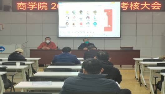 会议室里的人们描述已自动生成