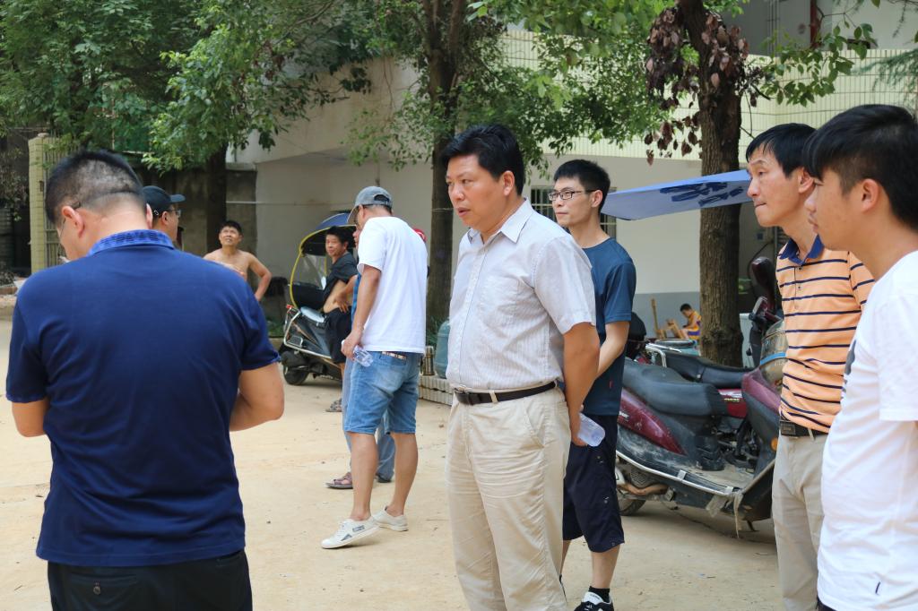 刘和云校长在13栋宿舍楼改造现场考察